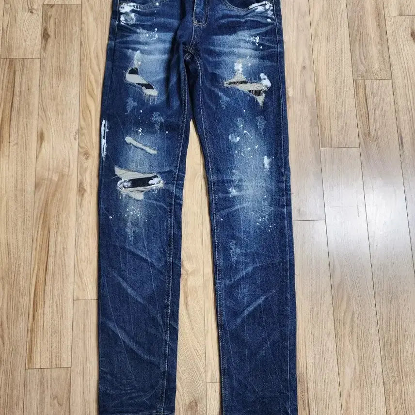 [BUNJANG] Women's Washed Straight Leg Jeans with Distressed Detail / 데미지 여성 워싱 청바지 팝니다