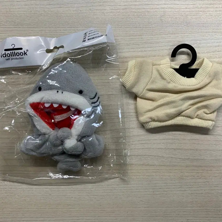 [BUNJANG] Idol Look 10cm Doll Shark Cape & Beige Sweatshirt Bundle Set / 아이돌룩 10cm 인형용 상어 망토, 베이지 맨투맨 일괄 처분합니다