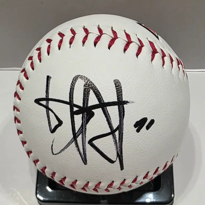 [BUNJANG] Kia Tigers Lee Beom-ho Signed Baseball / 기아 타이거즈 이범호 로고볼 싸인볼