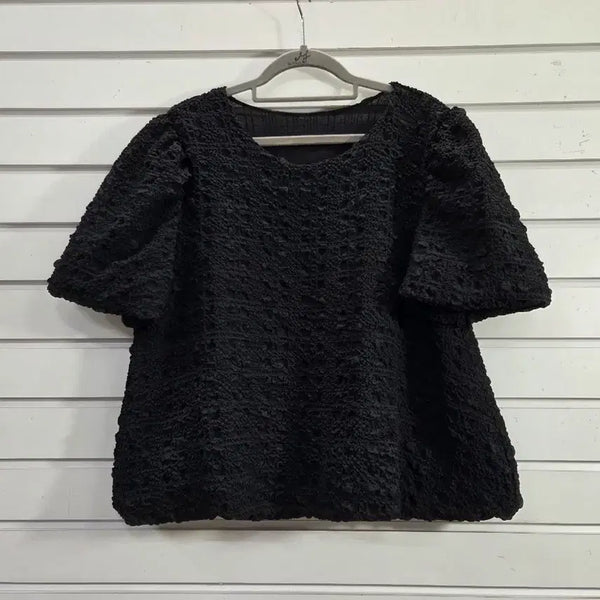 [BUNJANG] Black Balloon Sleeve Embossed Fabric Blouse / 블랙 벌룬소매 엠보원단 블라우스/보물찾기천사