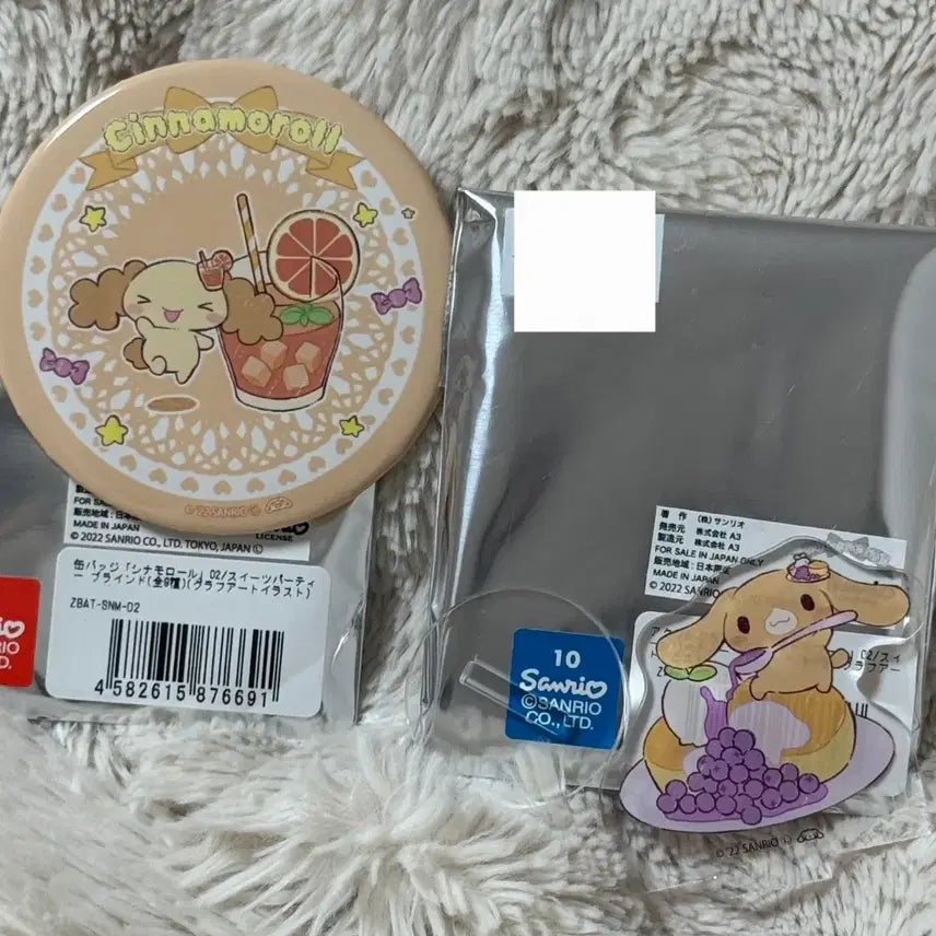 [BUNJANG] Sanrio Cinnamoroll Chiffon Pin Badge & Cappuccino Acrylic Stand Bundle Set / 산리오 시나모롤 쉬폰 카푸치노 핀뱃지 아크릴스탠드 일괄세트