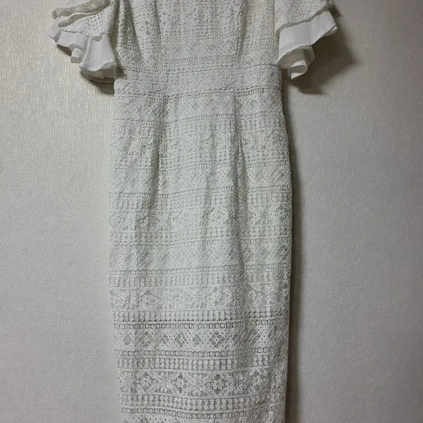 [BUNJANG] Lace Pattern Wedding Dress with Flowy Sleeves / 셀프웨딩 드레스