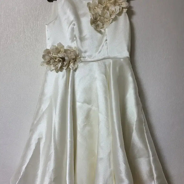 [BUNJANG] Off-the-Shoulder Wedding Dress with Floral Embellishments / 최종가격내림)셀프웨딩드레스