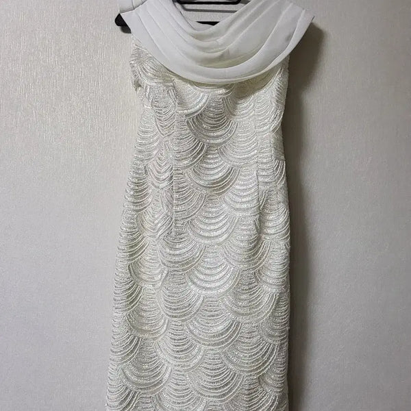 [BUNJANG] Self-Wedding Dress with Unique Scale Pattern and Drape Detail / 최종가격내림)셀프웨딩 드레스