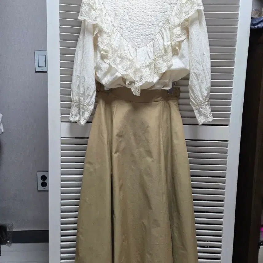 [BUNJANG] WHITE.B Lace Detail Blouse / WHITE.B 블라우스
