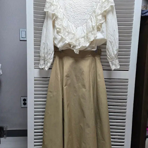 [BUNJANG] WHITE.B Lace Detail Blouse / WHITE.B 블라우스