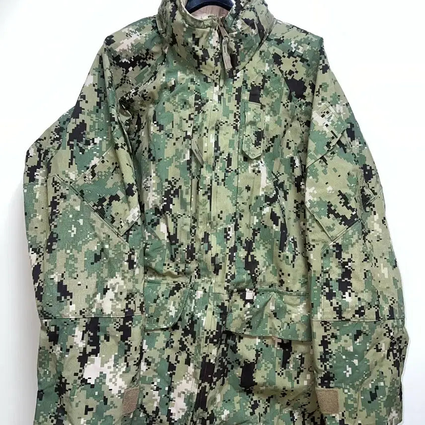 [BUNJANG] USN Navy-SEAL AOR2 3rd Gen GORE-TEX® Parka (Deadstock) / (데드스탁)미군 고어텍스 네이비-씰 AOR2 3세대 우드랜드 파카 M/S