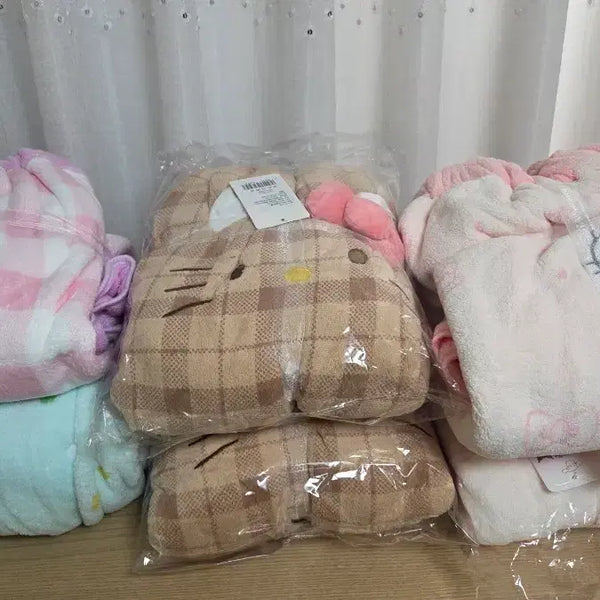 [BUNJANG] Sanrio Kitty Hooded Robe Bathrobe / 산리오키티 뽀글이 후드 로브 / 목욕 가운