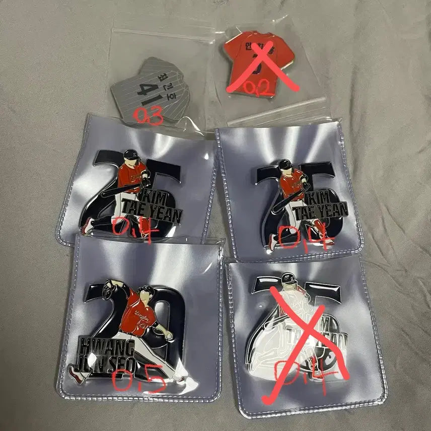 [BUNJANG] Hanwha Eagles Hyungji Shop Brooch Gacha Set (Jeong Woo-ju, Kim Tae-yeon, Hwang Young-muk, Kim Seo-hyun, Hwang Jun-seo) / 한화이글스 형지샵 뱃지 가챠 양도 정우주 김태연 황영묵 김서현 황준서