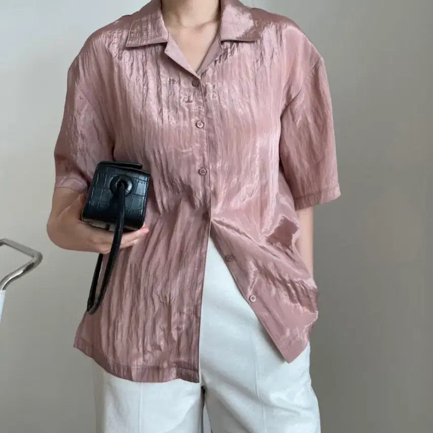 [BUNJANG] Permeate Satin Short-Sleeve Blouse / 새틴 반팔 블라우스 셔츠 (퍼미에이트, 미닝아웃)