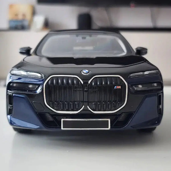 [BUNJANG] Minichamps BMW i7 M70 1:18 Scale Diecast Model / 1:18 미니챔프 BMW i7 M70 블랙&블루 투톤 다이캐스트