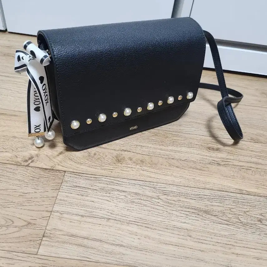 [BUNJANG] XOXO Black Pearl Embellished Crossbody Bag / XOXO 블랙 진주 장식 크로스백