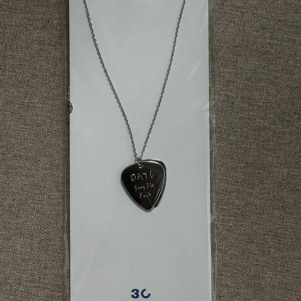 [BUNJANG] Day6 Sungjin Guitar Pick Necklace / (단순개봉 미사용) 데이식스 성진 기타 피크 목걸이 원가이하양도