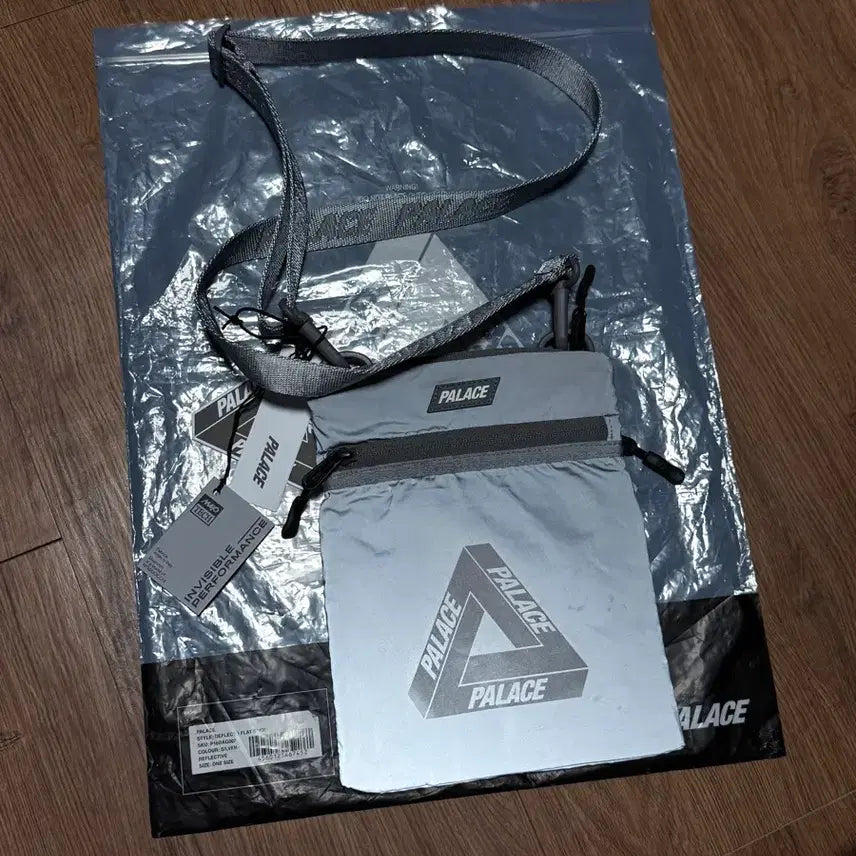 [BUNJANG] Palace Deflector Flat-Sack Reflective Crossbody Bag / 팔라스 디플렉토 플랫색 리플렉티 크로스뱃