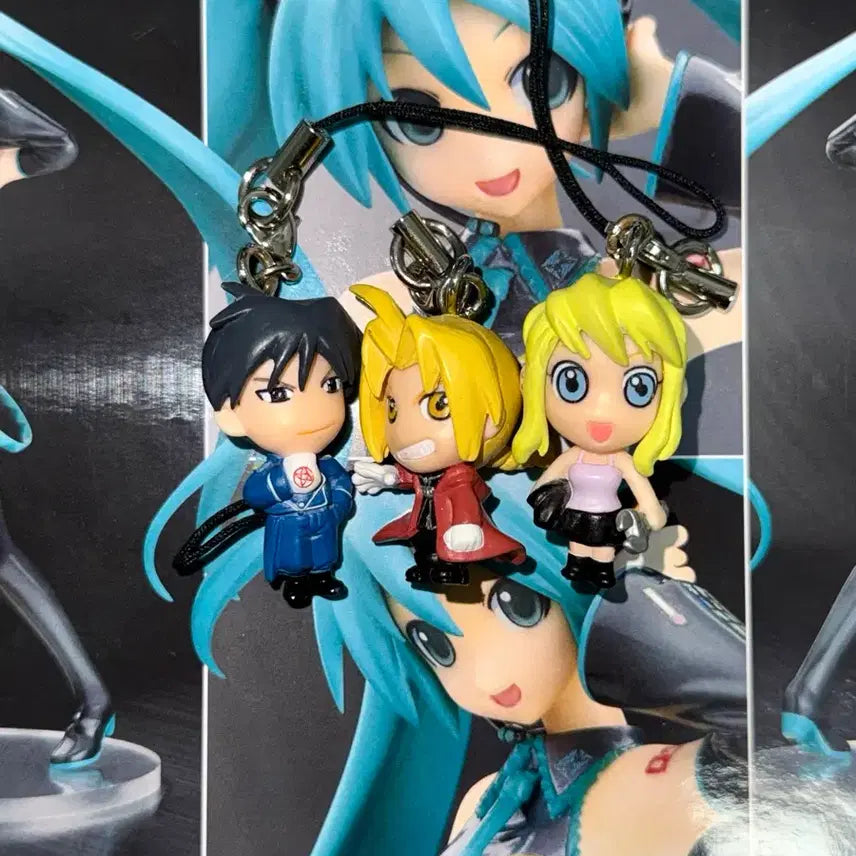 [BUNJANG] Fullmetal Alchemist Edward Elric Mustang Winry Rockbell Strap Keychain Set / 강철의 연금술사 하가렌 강연금 에드워드 머스탱 윈리 스트랩 키링 양도