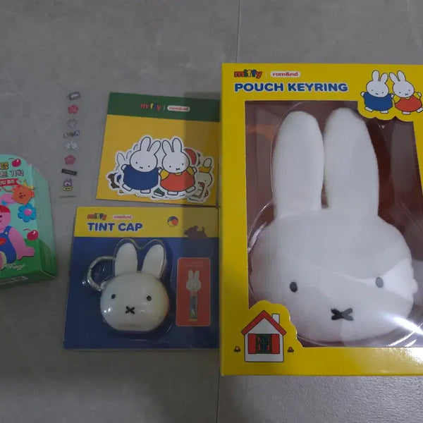 [BUNJANG] ROM&ND x Miffy Collaboration Pouch Keychain + Sticker + Tint Cap Bundle Set / (미개봉)미피 인형 파우치 키링+스티커+틴트캡 3종일괄 위글위글캡 등