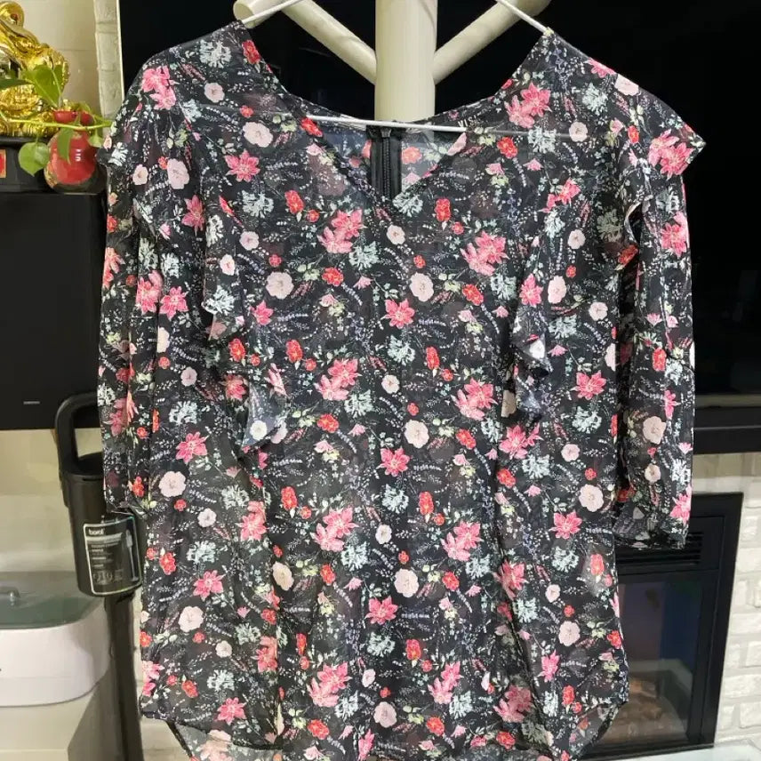 [BUNJANG] VISIT IN NEW YORK Point Slim Fit Blouse / 비지트인뉴욕 포인트 슬림핏 블라우스