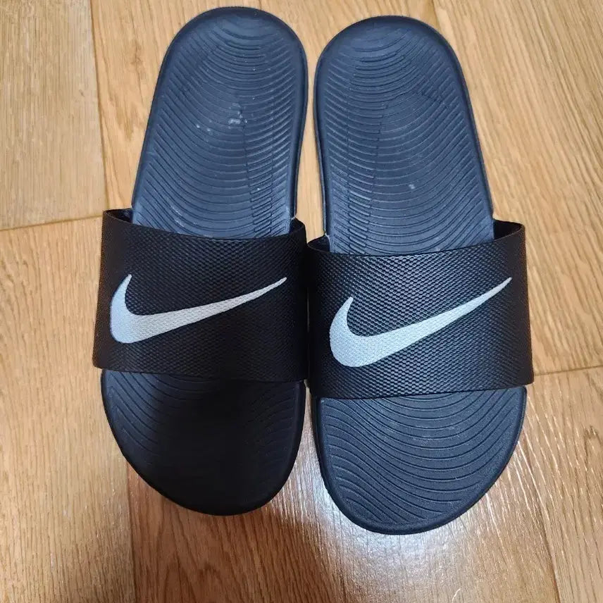 [BUNJANG] Nike Black Swoosh Slides (235) / 나이키 슬리퍼  235