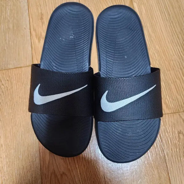 [BUNJANG] Nike Black Swoosh Slides (235) / 나이키 슬리퍼  235