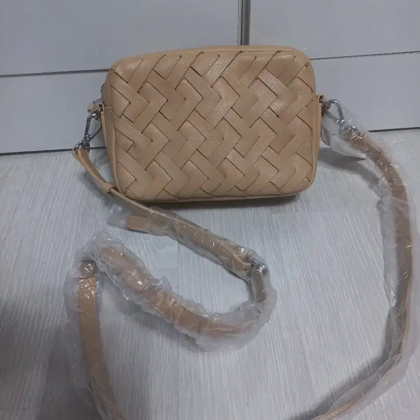 [BUNJANG] Anne Klein Lambskin Crossbody Bag Beige / (미사용)앤클라인 램스킨 크로스백. 베이지