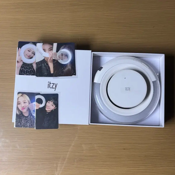 [BUNJANG] ITZY Light Ring Ver. 1 Official Lightstick with Photocard / 있지 라이트링 응원봉 ver.1  (라이트링 포카 포함)