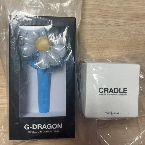 [BUNJANG] G-Dragon Mini Lightstick Keyring + Keyring Cradle Set (Sealed, Bundle Set) / (미개봉,일괄판매)지드래곤 미니 응원봉 키링 + 키링 크래들 세트