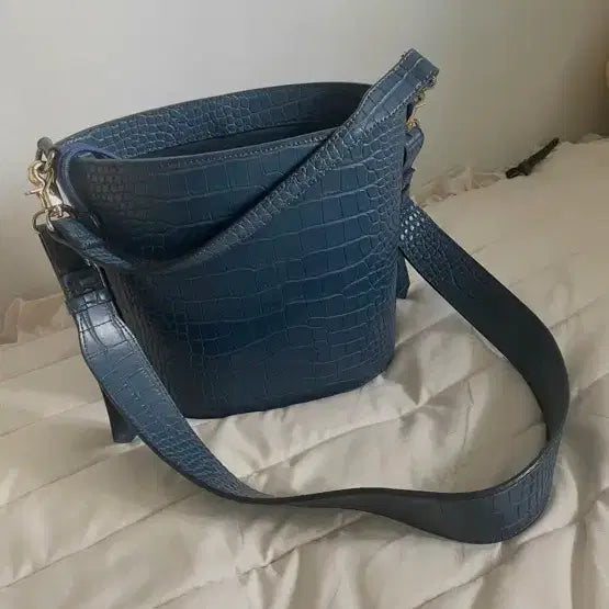 [BUNJANG] Navy Crocodile Shoulder Bag Bucket Style / 네이비 크로커다일 숄더백 버킷백 스타일