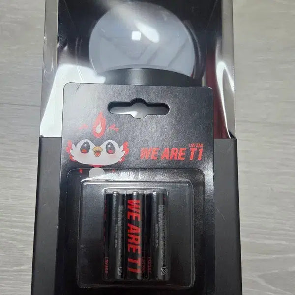 [BUNJANG] T1 Official Lightstick (Sealed) / [미개봉] 티원(T1) 응원봉 새상품 + AAA건전지