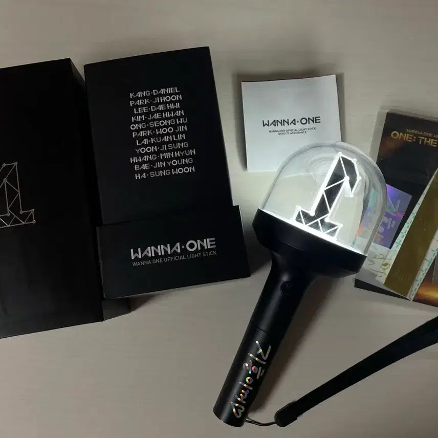 [BUNJANG] Wanna One Park Jihoon Official Lightstick 'Neobong' w/ Stickers / 워너원 응원봉 박지훈 공식스티커 너블봉