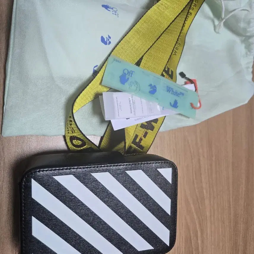 [BUNJANG] Off-White Black White Stripe Crossbody Bag / 오프화이트 크로스백