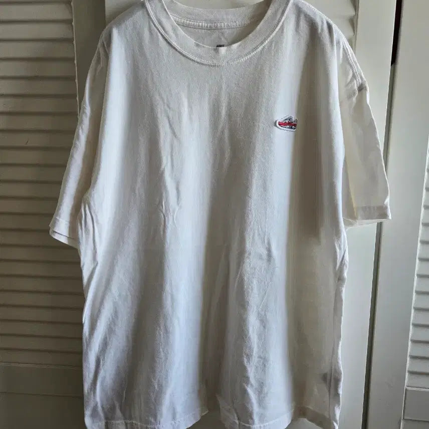 [BUNJANG] Nike White Short Sleeve T-Shirt with Sneaker Embroidery / 나이키 흰색 반팔 티셔츠 운동화 자수