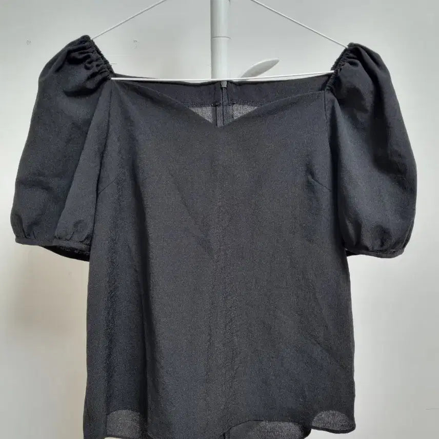 [BUNJANG] Black Puff Sleeve Blouse with Square Neck and Shoulder Banding / 입술넥 퍼프 반팔 블라우스 블랙 어깨밴딩 여름블라우스 스퀘어넥