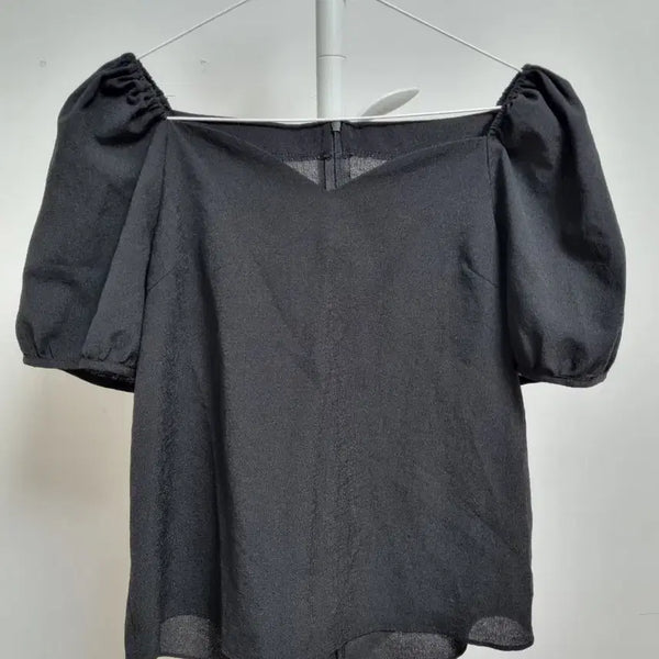[BUNJANG] Black Puff Sleeve Blouse with Square Neck and Shoulder Banding / 입술넥 퍼프 반팔 블라우스 블랙 어깨밴딩 여름블라우스 스퀘어넥