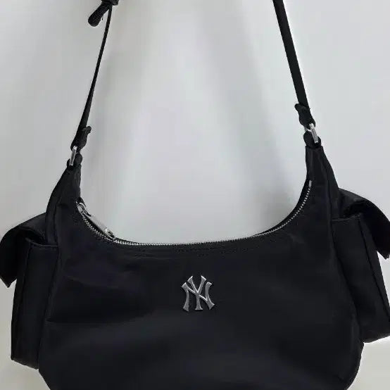 [BUNJANG] MLB Black Hobo Cargo Bag / MLB 블랙 호보 카고백