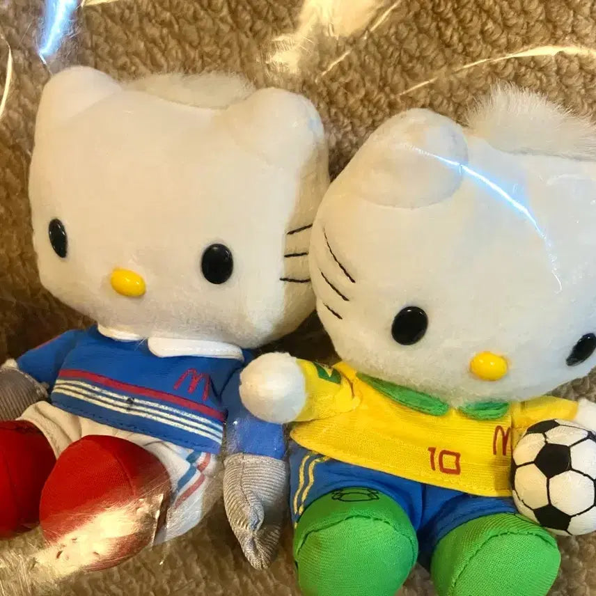[BUNJANG] 2002 World Cup McDonald's Hello Kitty Reversible Plush Bundle Set / 일괄) 고전 2002년 월드컵 맥도날드 리버시블 헬로키티