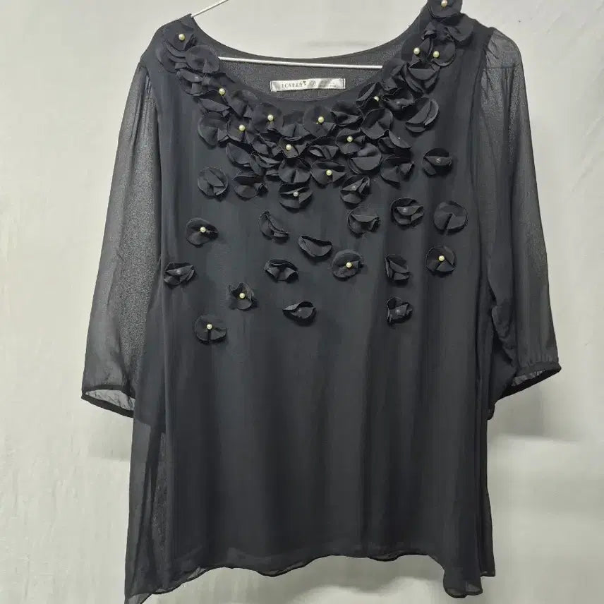 [BUNJANG] JOVELLA Black Floral Embellished Blouse (Size 77-88) / JOVELLA 블랙 꽃 장식 블라우스 77부터 88