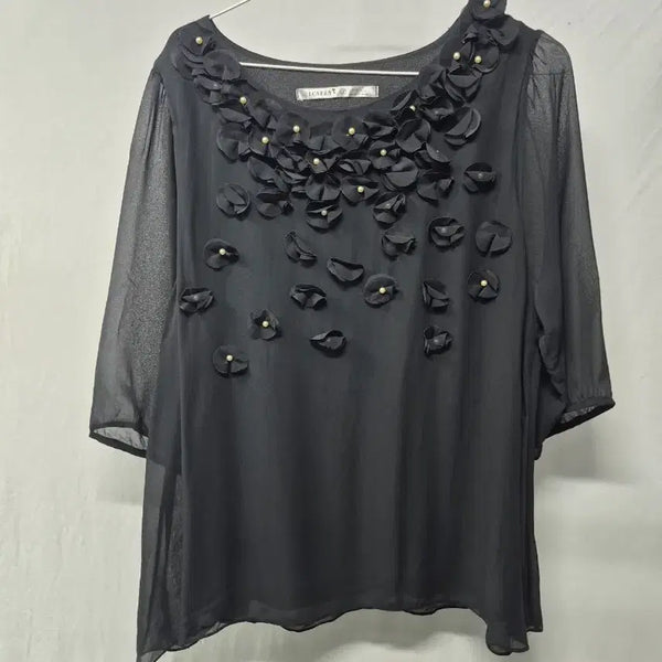 [BUNJANG] JOVELLA Black Floral Embellished Blouse (Size 77-88) / JOVELLA 블랙 꽃 장식 블라우스 77부터 88