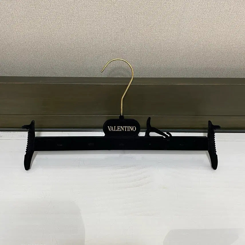 [BUNJANG] Valentino Hangers (Set of 4) / 발렌티노 옷걸이