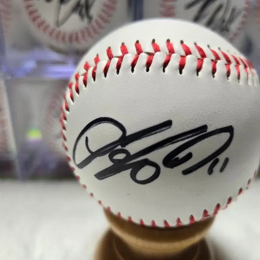[BUNJANG] Hanwha Eagles Autographed Baseball Set (Um Sang-baek, Park Jeong-hyeon, Im Jong-chan, Lee Sang-hyeok) / 한화 엄상백   박정현  임종찬 이상혁 싸인볼