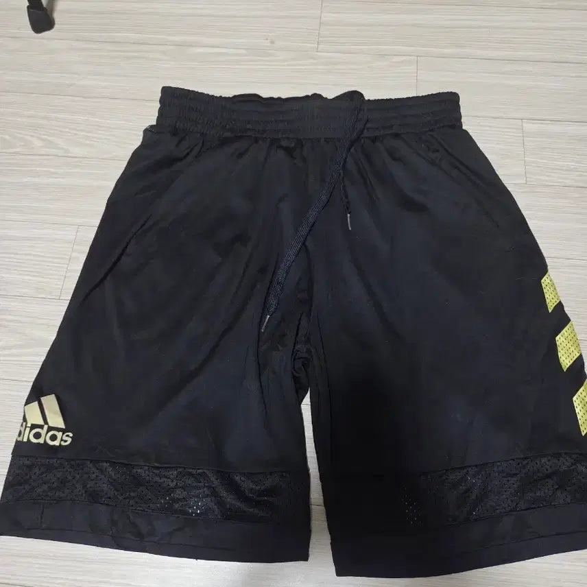 [BUNJANG] Adidas Black/Gold Shorts / 아디다스 블랙/골드 반바지