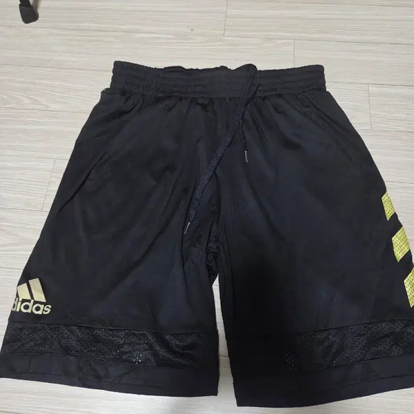 [BUNJANG] Adidas Black/Gold Shorts / 아디다스 블랙/골드 반바지