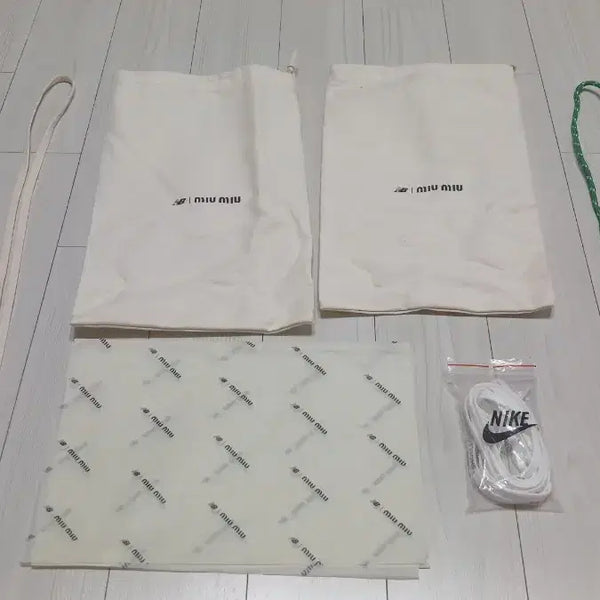 [BUNJANG] Nike Shoelaces (2 Pairs) + New Balance Shoelaces (Ivory, Green) + New Balance Pouches (2) / 나이키 신발끈 2개 새상품(SHOELACES)+뉴발란스 신발끈 아이보리1