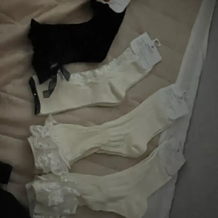 [BUNJANG] Lace Trimmed Socks (Black/White) / 레이스 장식 양말 블랙/화이트