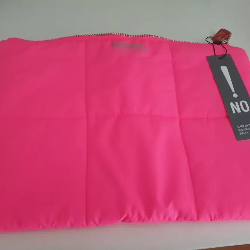 [BUNJANG] MARKUS LUPFER Pink Padded Clutch / iPad Pouch / MARKUS 루퍼 핑크 패딩 클러치/아이패드 파우치( 새상품)
