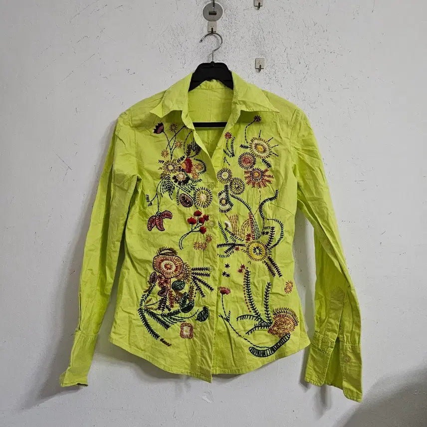 [BUNJANG] Lime Green Embroidered Flower Shirt / 라임색 꽃 자수 셔츠55