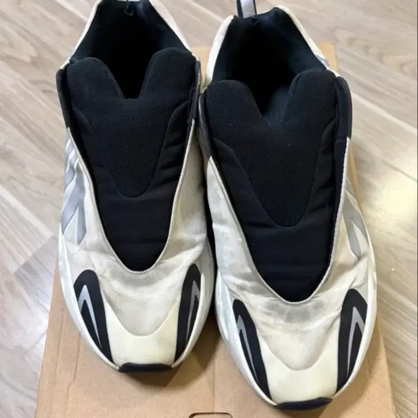 [BUNJANG] Adidas Yeezy Boost 700 MNVN Analog / 아디다스 이지부스트 700 MNVN 아날로그 265