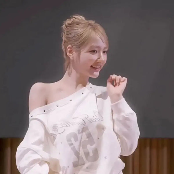 [BUNJANG] Kirin x Jiyoo x OIOI Collection Off-Shoulder Sweatshirt / 키키 지유 오아이오아이 컬렉션 오프숄더 맨투맨
