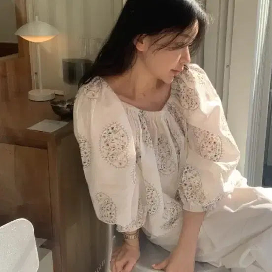 [BUNJANG] Indibaz Flower Blouse / 인더바즈 플라워 블라우스
