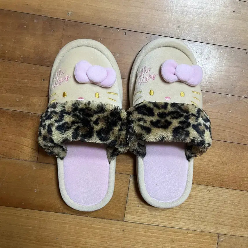 [BUNJANG] Hello Kitty Leopard Print Slippers (One Size) / 키티 호피 슬리퍼