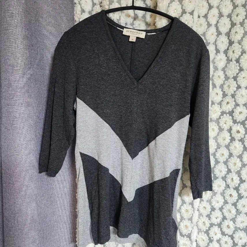 [BUNJANG] Burberry V-Neck Colorblock T-Shirt - Medium / 버버리 브이넥 배색  티셔츠 M